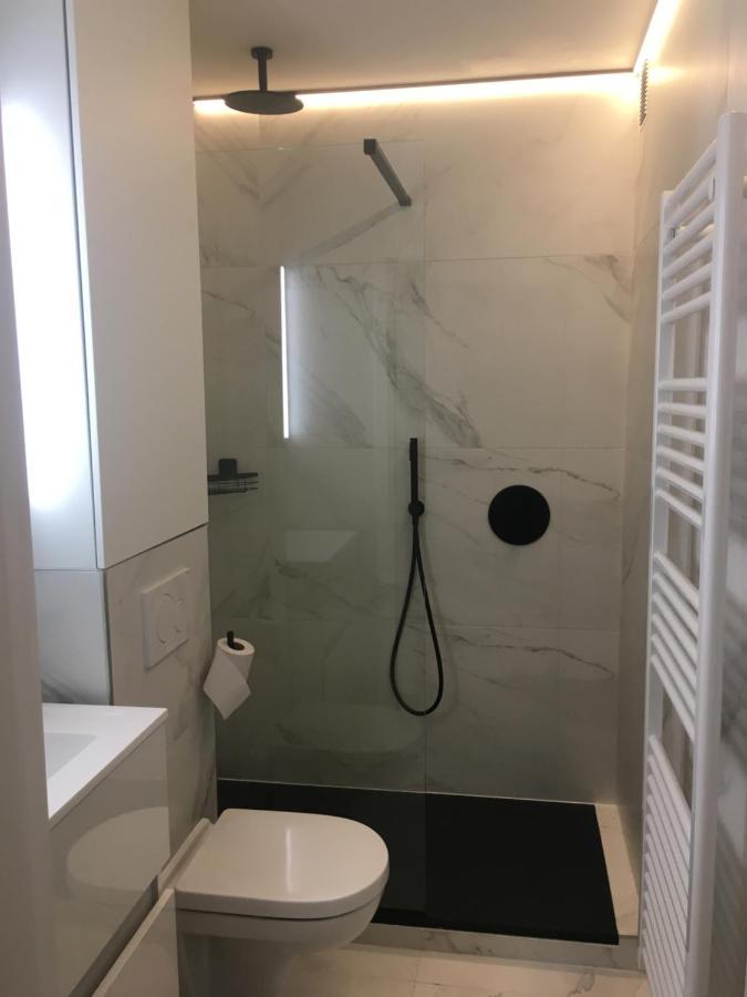 Studio 4 Pers Met Frontaal Zeezicht & Prive Zwembad Oostende Exteriör bild
