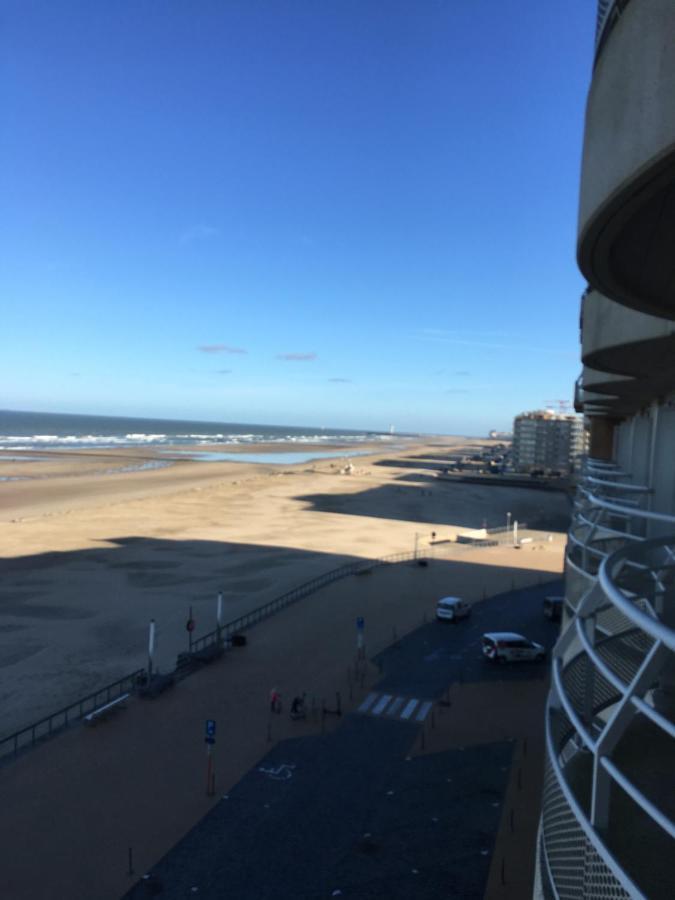 Studio 4 Pers Met Frontaal Zeezicht & Prive Zwembad Oostende Exteriör bild